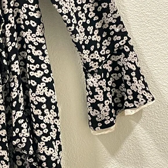 FREE PEOPLE NEW "Like You Best" Bell Sleeve Mini Lace Trim Black/Ivory Size L - Picture 4 of 9